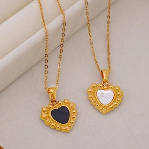 Französische Vintage-Herz-Halsketten mit schwarz-weißen Anhängern an Goldkette