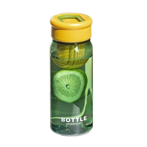 Minimalist portable tea infuser bottle with yellow cap and lemon slices inside