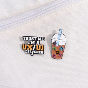 Pins en émail avec citation UX/UI Designer et tasse boba aux icônes de logiciels design