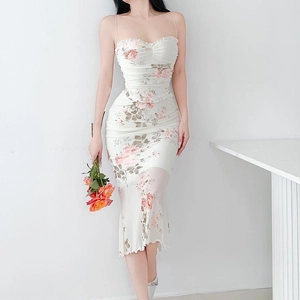 Elegantes weißes enges Blumenkleid mit rosa Rosen und feinen Spitzenbesätzen