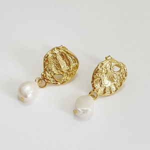 Baroque pearl earrings in pleated gold plated 925 sterling silver with a vintage artistic style