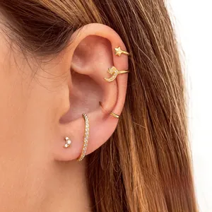 Détail des boucles d'oreilles lune et étoile plaquées or 18k avec zircons brillants