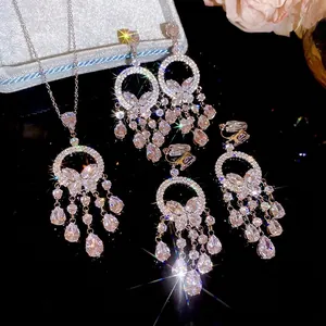 Parure de bijoux papillon en cristal avec collier et boucles d'oreilles sur miroir noir