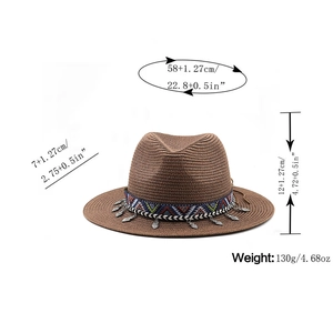 Vue détaillée d'un chapeau de paille vintage avec dimensions 58cm et breloque ethnique