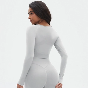 Détail de l'ensemble de yoga gris sans couture montrant la texture et la taille côtelée