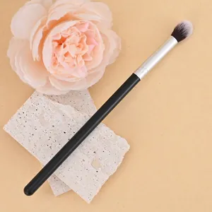 Pinceau estompeur effilé avec poils synthétiques noir et blanc et manche noir mat