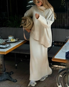 Ensemble tricot beige style français avec pull col roulé et jupe midi droite élégante