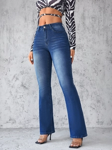 Détail d'un jean évasé à taille haute avec un crop top à manches longues imprimé zèbre