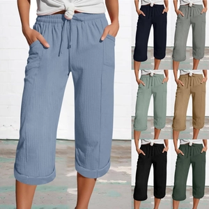 Detail van de katoenen linnen broek met trekkoord in de taille en omslag