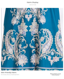 Vista detallada de la tela azul pavo real con estampado floral paisley y textura fina