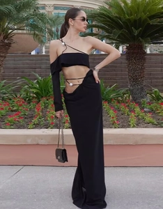 Dettaglio del set in maglia nera con perle sulle spalline e ritaglio in vita sensuale