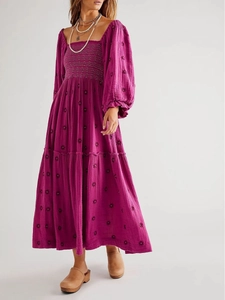 Elegantes lila Kleid mit Karree-Ausschnitt, Blumenstickerei und Ballonärmeln