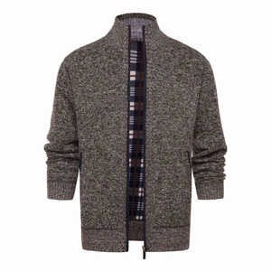 Cardigan da uomo in maglia di qualità con collo alto e fodera a quadri classica
