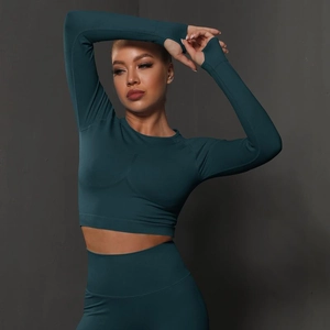 Coupe détaillée de l'ensemble haut court et legging de yoga sans couture extensible