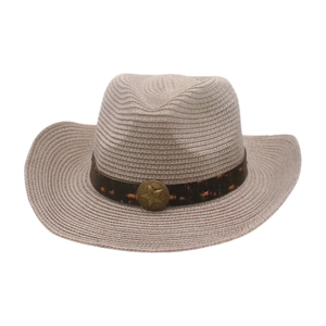 Détail du chapeau de cowboy en paille gris clair avec ruban en cuir et insigne d'étoile