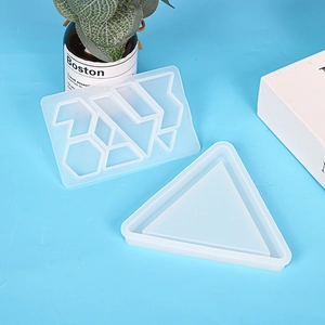 Vista macro degli stampi in silicone per puzzle triangolari e creazioni in resina
