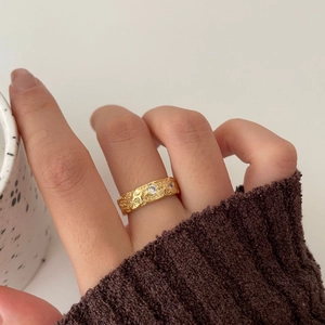 Textured gold-plated 925 sterling silver ring with three zircon stones for women
