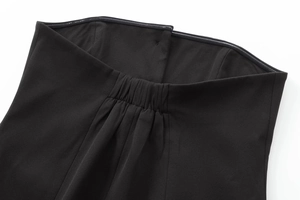 Détails de plis élastiques et coutures fines sur un ensemble de costume noir ajusté