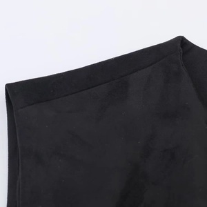 Gros plan sur la texture du daim noir et les coutures d'une mini-jupe moderne