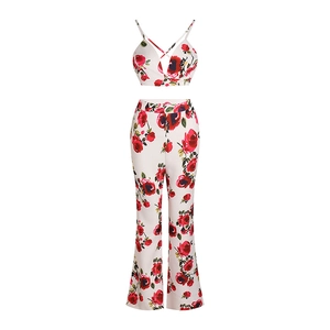 Détail de l'ensemble deux pièces blanc avec imprimé floral de roses rouges éclatantes