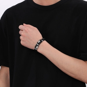 Détail du bracelet multicouche en cuir tressé pour homme avec fermoir magnétique