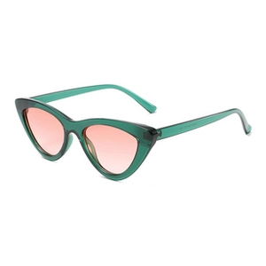 Dettaglio laterale di occhiali cat-eye verde smeraldo con lenti sfumate arancio-rosa