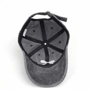 Détail intérieur de la casquette en coton gris avec étiquette 100% coton et boucle en métal