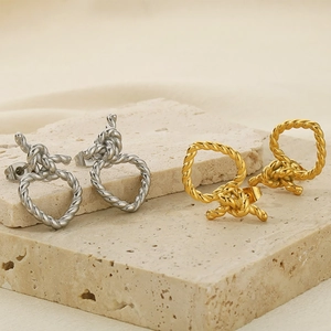 Boucles d'oreilles cœur tressé en acier inoxydable avec finitions or et argent