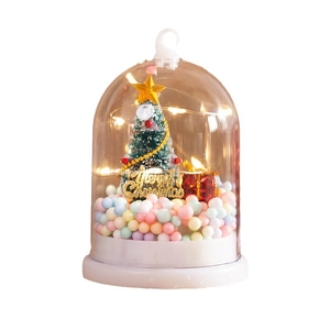 Globo di Natale luminoso con albero in miniatura e palline di neve colorate per decoro