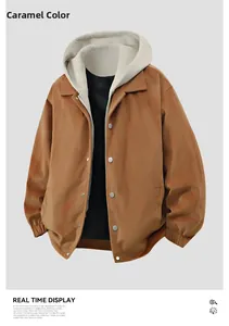 Détail de veste à capuche caramel avec boutons argentés et fermeture à glissière