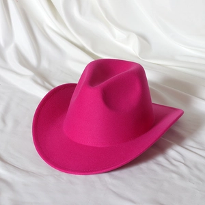 Detailansicht eines rosaroten Filz-Cowboyhuts mit klassischer Krone und breiter Krempe