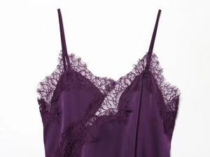 Gros plan détaillé du caraco en soie violet foncé avec dentelle délicate et brillante