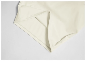 Détail de la double couture sur l'ourlet d'un ensemble de yoga crème effet peau nue