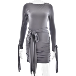 Détail d'une robe grise ajustée avec noeud à la taille et manches plissées