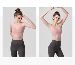 Vue avant et latérale d'un soutien-gorge de sport rose avec un legging de yoga gris anthracite