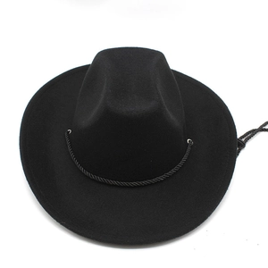 Détail d'un chapeau de cowboy en feutre noir avec cordon tressé et œillet argenté