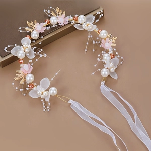 Detail von Kinder-Blumenstirnband mit weißen Perlen, rosa Blüten und Goldblatt