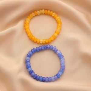 Détail de bracelets en pierres naturelles avec perles d'agate sur soie beige doux
