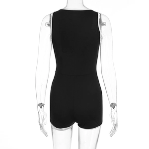 Vue arrière d'une combinaison de yoga noire avec des bordures contrastées blanches chic