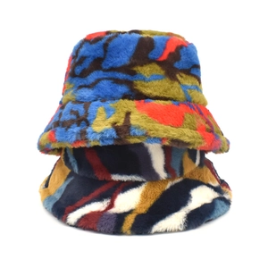 Vue verticale de deux bobs colorés en laine d'agneau avec des motifs tie-dye vifs