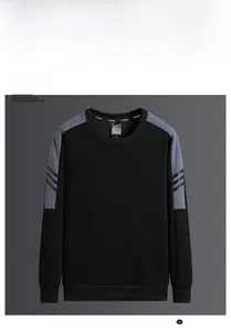 Détail du sweat-shirt bicolore noir et gris avec rayures sur les manches et col ras du cou