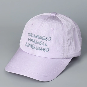 Detail der hellvioletten schnelltrocknenden Baseballkappe mit grauer Stickerei-Schrift