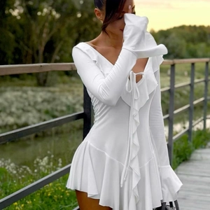 Mini-robe sexy blanche à manches longues avec décolleté en V profond et volants