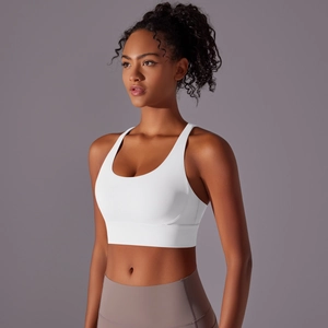 Dettaglio del reggiseno sportivo bianco con spalline larghe e tessuto traspirante