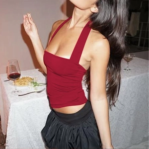 Détail d'un haut dos nu rouge ajusté avec design dos ouvert sur le mannequin