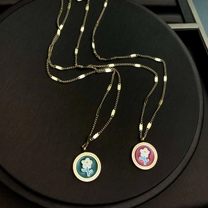 Collier avec pendentif fleur en rouge et vert avec fine chaîne dorée pour femme