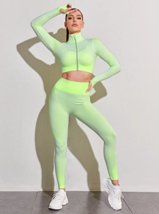 Detail von neongrünem Yoga-Set mit Waben-Mesh-Textur und praktischen Daumenlöchern
