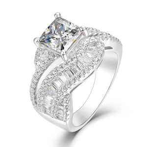 Luxuriöser Ring mit gedrehtem Band, Prinzess-Schliff-Stein und Diamantbesatz