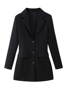 Détail d'une robe blazer noire ajustée avec trois boutons et poches à rabat symétriques