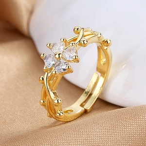 Detalle de la gema gota azul y el anillo de oro sobre fondo de seda elegante